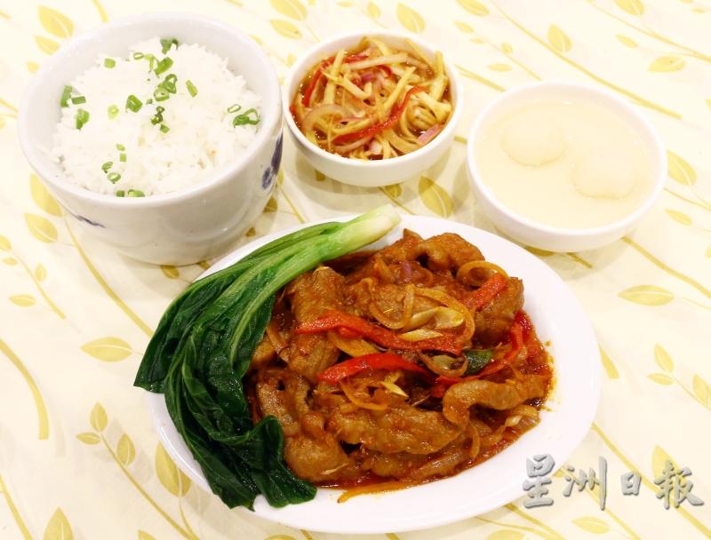 瓦煲老鼠粉 、芝士鸡排炒饭 、河虾滑蛋生面、咖哩猪肉 RM16.30～RM29.30餐厅提供各式诚意满满的午市套餐，即便一个人，也能吃好，吃饱 。