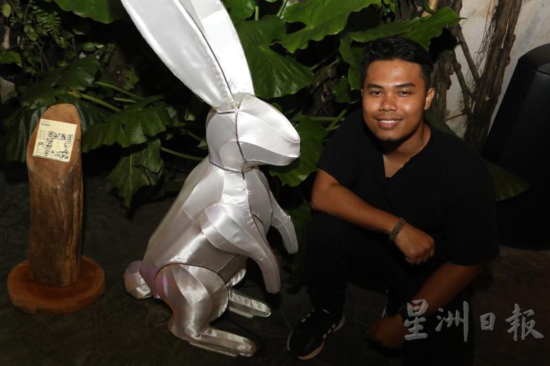 各族艺术家一起参与鬼仔巷中秋节艺术活动，呈现不同设计的玉兔。图为沙克尔设计的玉兔。
