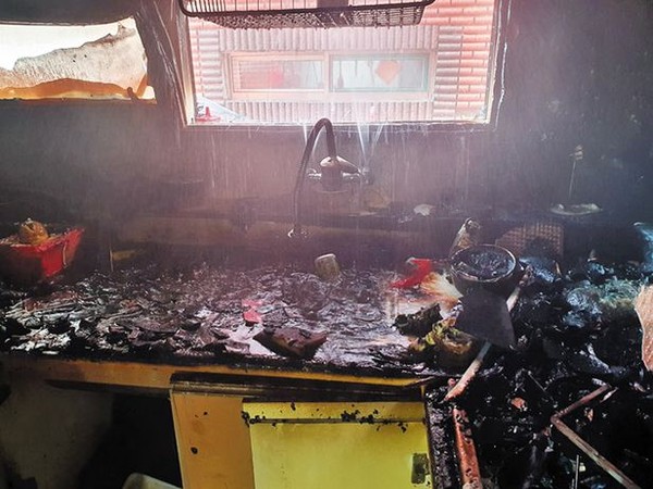 仁川弥邹忽消防署发布照片显示，兄弟俩的住家被大火烧得惨不忍睹。