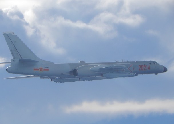解放军轰6K轰炸机出现在台湾的西南空域。