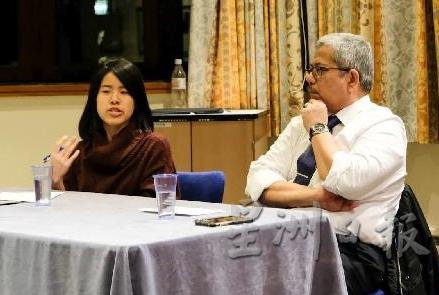 曾宇宁（左）曾经是剑桥大学东南亚协会主席，主持印尼驻英国大使理查苏马的讲座。