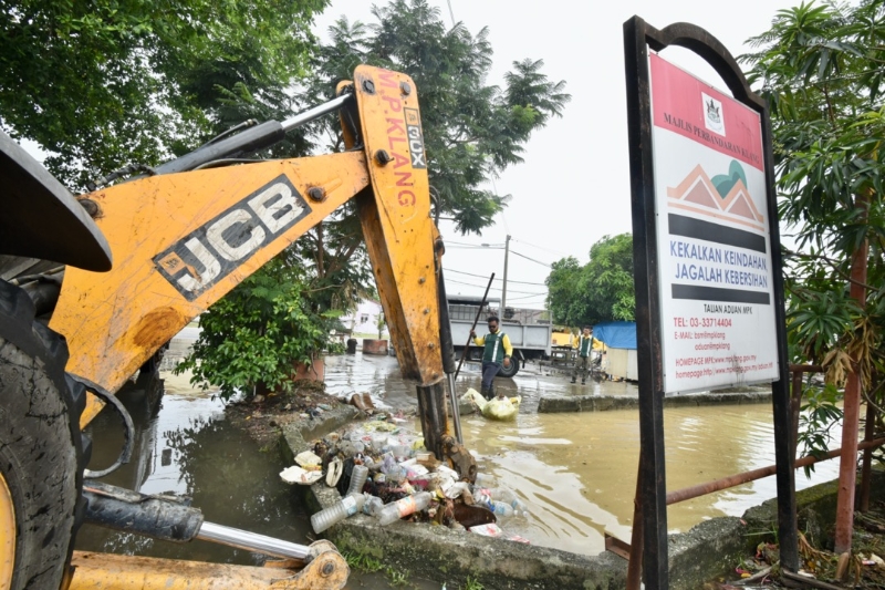 市议会已积极在清理沟渠，以确保排水系统顺畅，避免大淹水时因阻塞而倒流回城市。