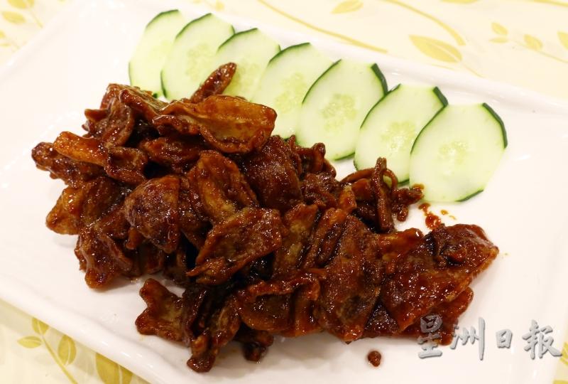 脆香花肉 RM22（小） RM40（大）切成薄片的五花肉以生抽、晒油和蚝油调味后半炸半炒，口感酥脆。