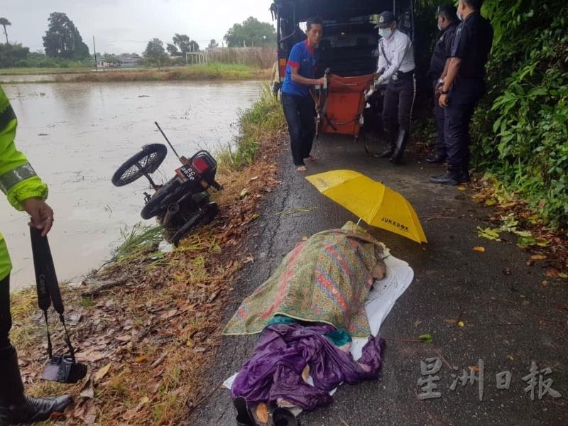 残疾老妇在车祸中去世，四轮摩托车翻覆在稻田边。