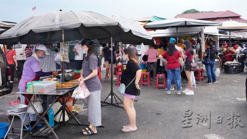 万里望巴刹外围的午市档口,是许多本地和外地游客寻觅美食之处。