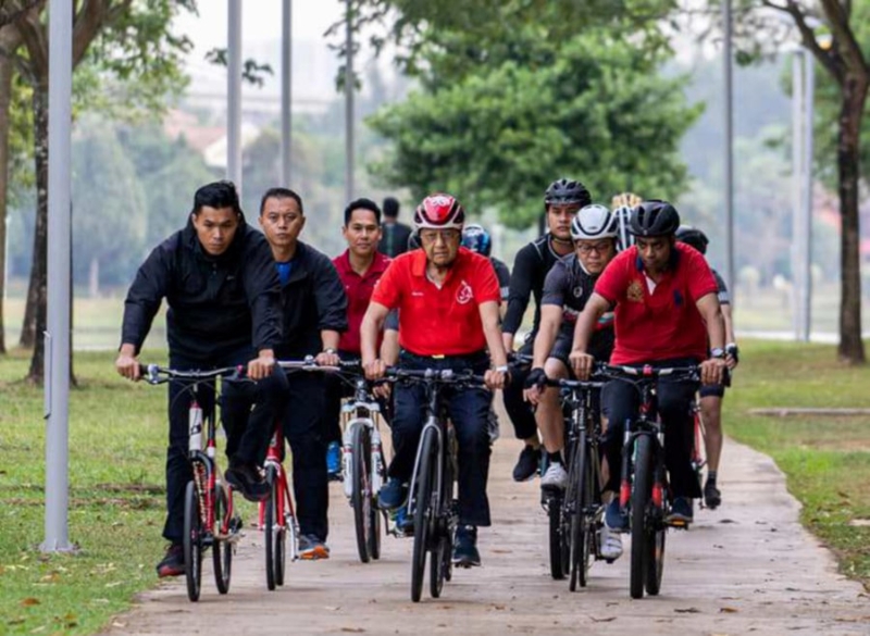马哈迪常在社交媒体上分享他骑脚车和参与许多户外活动的照片，保持活跃使他拥有健康体魄。（取自马哈廸脸书专页）