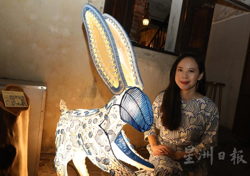 各族艺术家一起参与鬼仔巷中秋节艺术活动，呈现不同设计的玉兔。图为陈宝欣设计的玉兔。陈宝欣