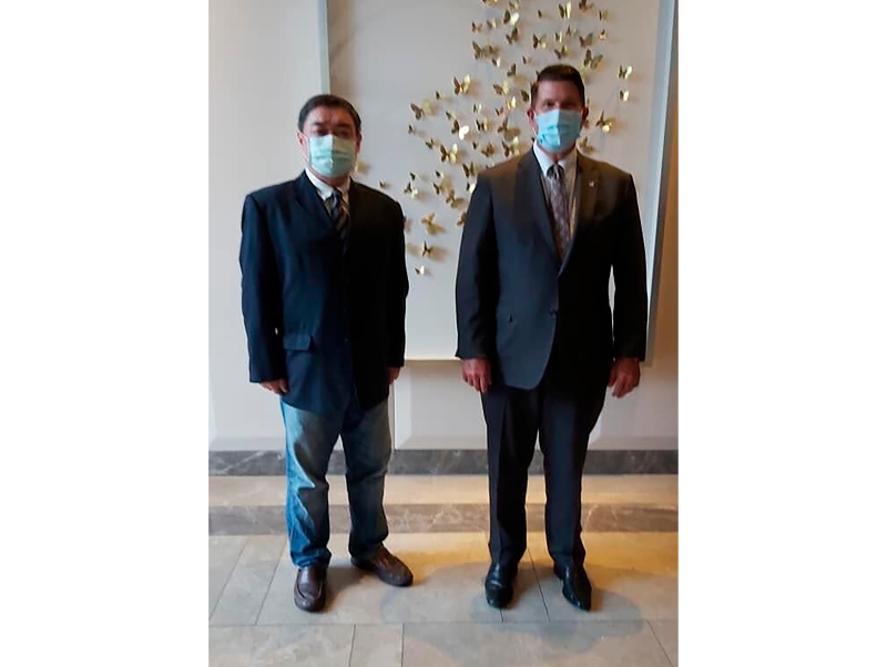 六四天安门事件领袖之一吾尔开希（左）与到访台北的美国副国务卿克拉奇合影。（美联社照片）