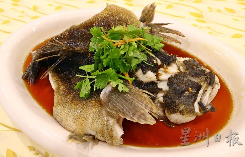 清蒸笋壳鱼 RM18.80/100 gram笋壳是鱼油最低的河鱼，一公斤大的鱼大火蒸三四分钟，然后淋上秘制的蒸鱼豉油，肉质香甜滑嫩。