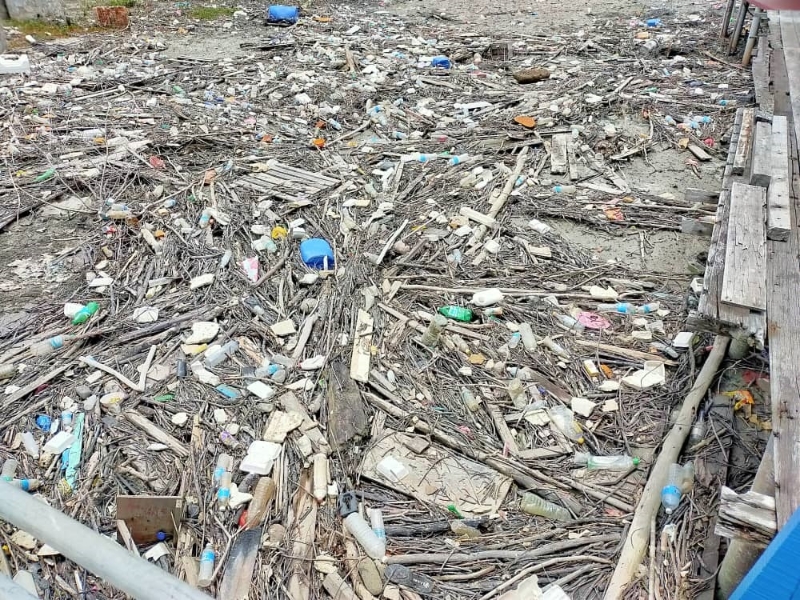 五条港周围在大海潮后留下大量垃圾，令人乍舌。