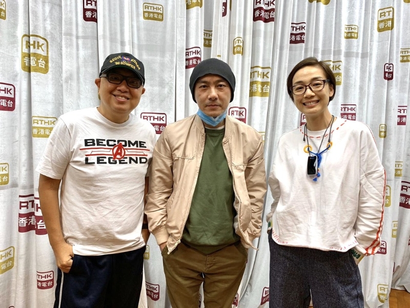张卫健（中）为江美仪（右）与电视剧制作人杨绍鸿（左）合作主持的香港电台节目《一起走过》担任嘉宾，分享辛酸往事。