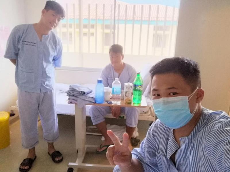 同时染疫的三兄弟在病房苦中作乐。