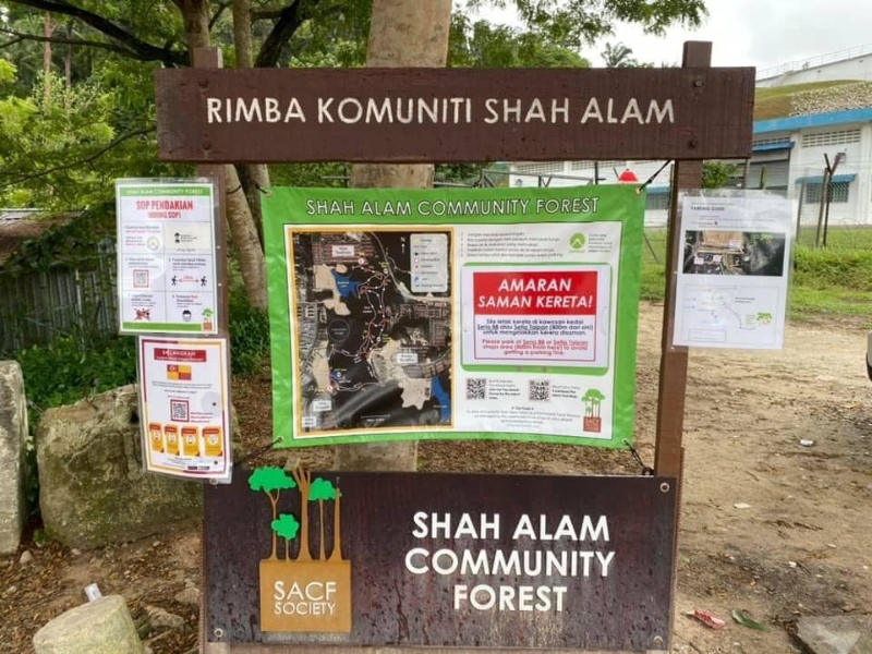 这个指示牌内容是劝告公众爱惜大自然环境以及对登山客路线的指引，以免民众在森林里迷路的重要贴士；惟沙市政厅却下令拆除。