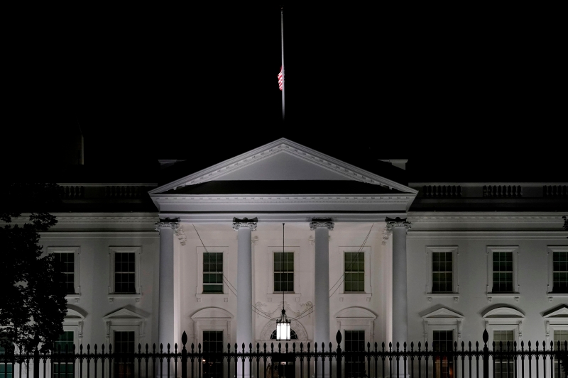 美国白宫下半旗哀悼金斯伯格。