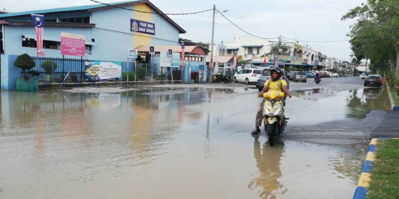 沙白镇因潮水水位较高，市区内大街和巴刹外道路都积水。