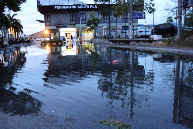 巴生南港客运码头外的道路，一如既往地遇大涨潮都会淹水，不过潮水来得快，也去得快。