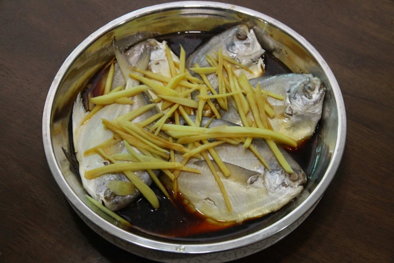 清蒸白鲳鱼的难度在于蒸煮时间的拿捏，只要过熟了鱼肉口感会变硬。