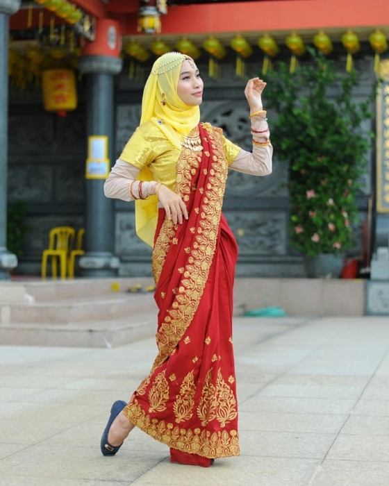 马来女子苏菲雅恩妮身穿印裔传统服装─纱丽，在华人神庙留下倩影。(摘自Sofea Erni脸书)