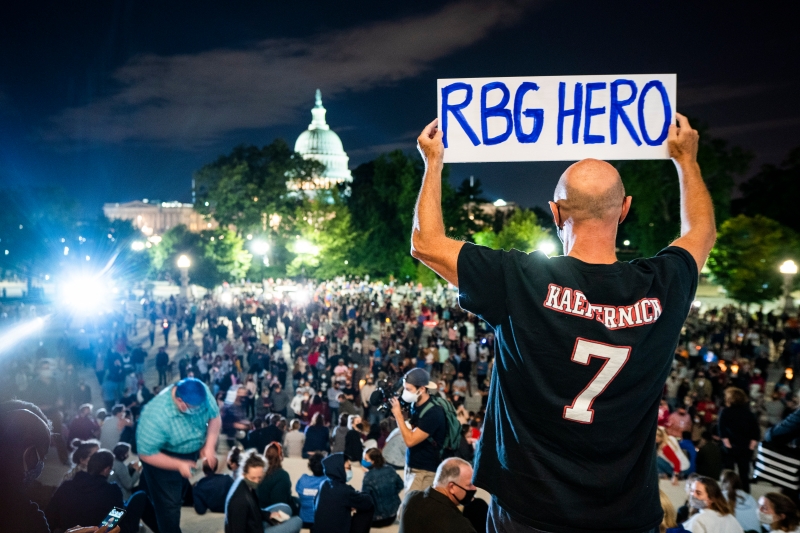“RBG是英雄”。在许多美国人眼中，金斯伯格是英雄。