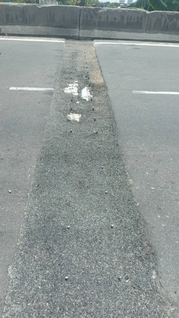 巴生西港英达岛大道在靠近亲善大桥的路段，因路面浮现出坚硬的物体，造成多辆路径该路的罗里爆胎。（图取自：Astro Radio Traffic）
