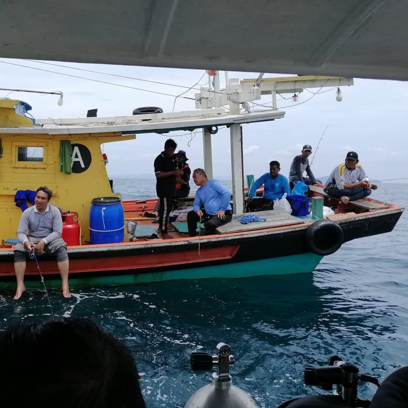 在全民欢庆“马来西亚日”的当而，这批潜水爱好者乘上由大马渔业发展局准备好的小船出海，沿著关丹巴洛海岸线的浅海区清理“鬼网”。