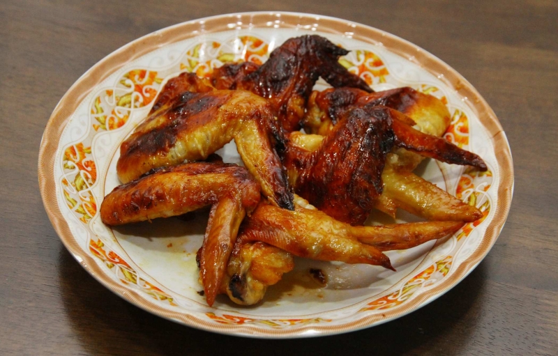 烤鸡翅的调味料腌制很重要，需要在冰箱腌制2小时以上才会入味。