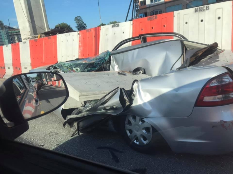 宝腾轿车前后大镜、车顶和4面车窗俱碎。（照片取自脸书）