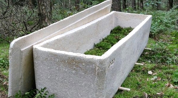 The coffin turns corpses into compost that enriches the soil.