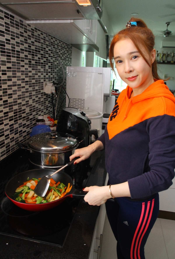 郭美君在行管令期间多了下厨的时间，经常在家蒸、烤、炒同时搞定。