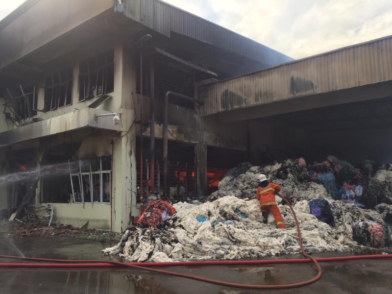 建筑物坍塌前，厂房内部已陷入一片火海。