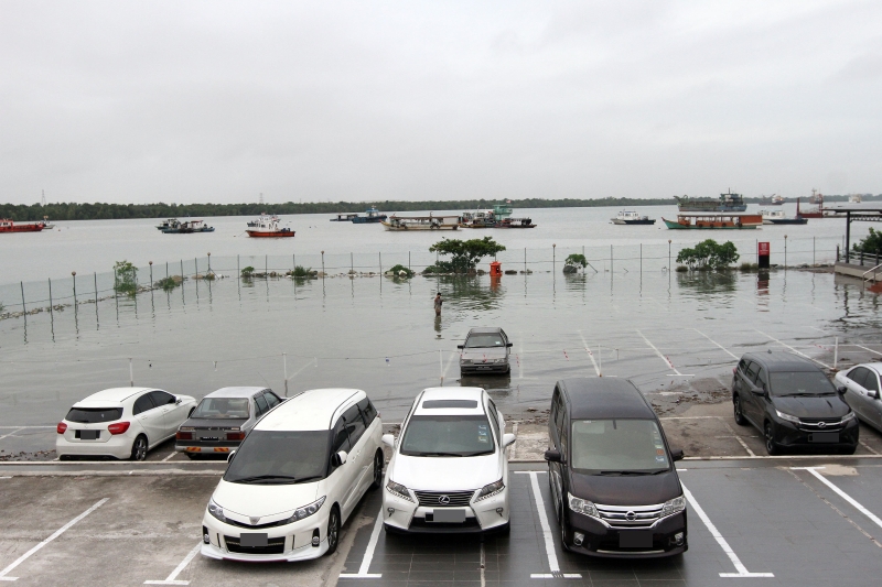 Asa Niaga私人码头部分靠海停车场遭潮水“入侵”，不过潮水很快褪去，车子没受影响。