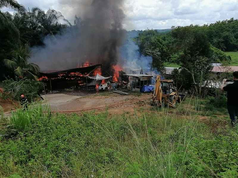 拉卜州席原任州议员位于比鲁兰的老家今日突然失火，几近被烧毁。
