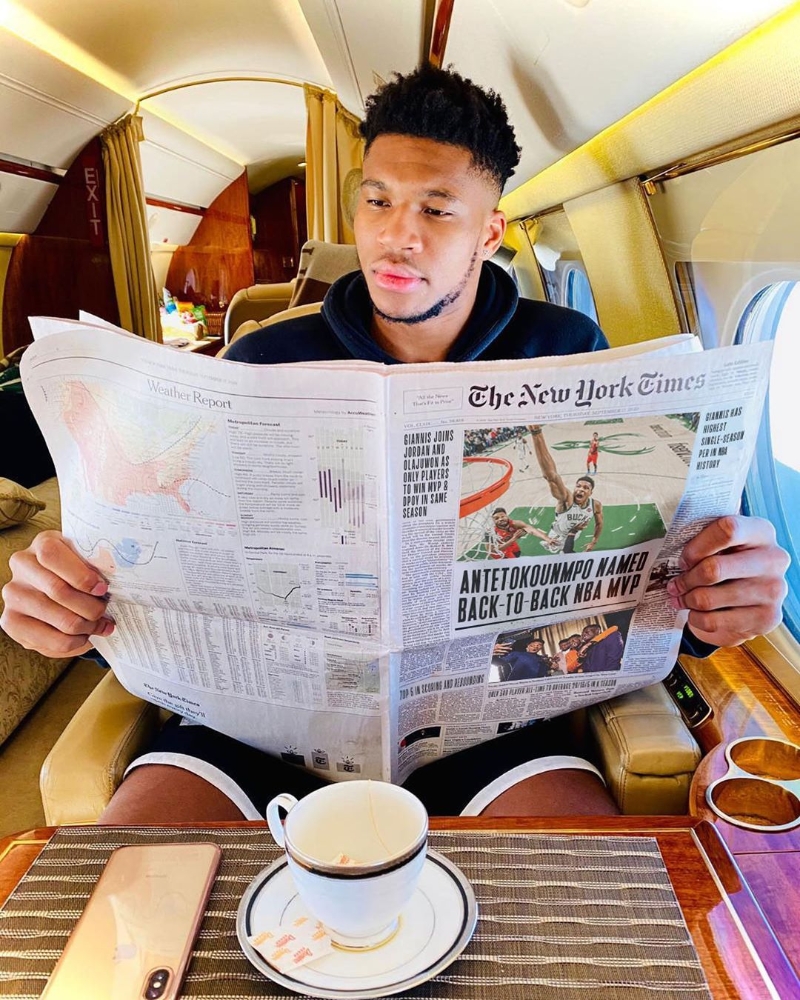 “字母哥”安特托孔波在IG上传一张自己坐在飞机里翻阅纽约时报时“得知”自己获得NBA本赛季常规赛MVP的消息。（安特托孔波IG照片）