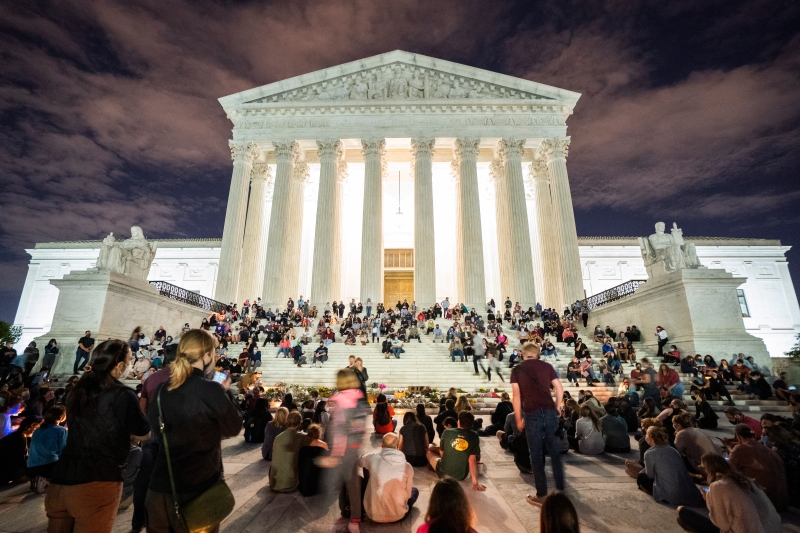 这一夜，美国民众聚集在最高法院前，缅怀金斯伯格这位“法律巨人”。
