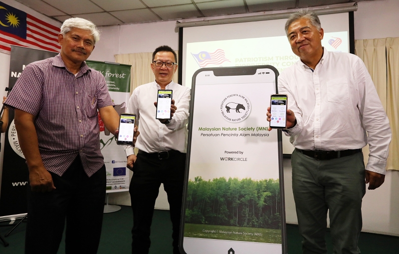 阿末依斯迈（左起）、陈国槟及许成发为马来西亚自然协会推出首个手机应用程式主持推介礼。