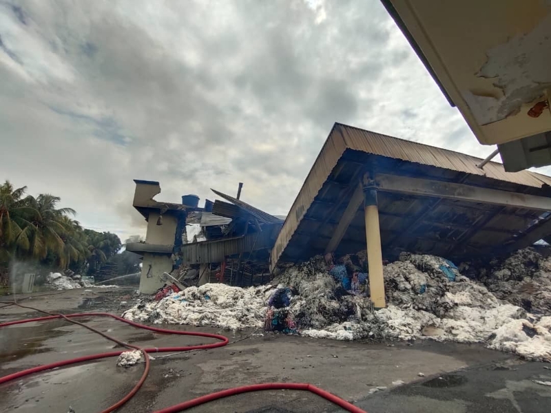 经过7个小时的燃烧后，纺织厂入口处的建筑物轰然坍塌。