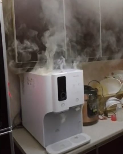 网上流传视频指一台饮水器因过热冒烟，引起许多网民热议。