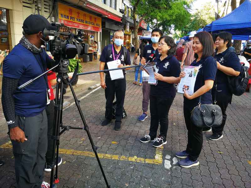新加坡亚洲新闻台（CNA）也来到沙巴报道州选举，并在加雅街访问独立人士联盟成员。