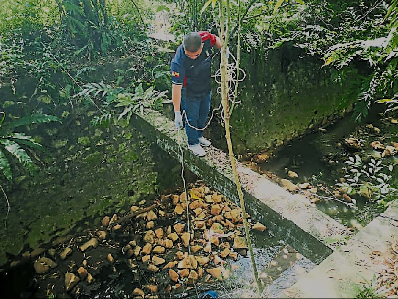 雪州水务管理机构职员汲取被污染的贡河河水，以进行化验。