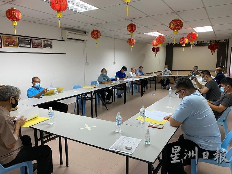民丹莪中华总商会理事踊跃出席理事会议,共商会务和活动事项。左二起为财政甲必丹邱昌辉、会长龚招睷、秘书叶世耀。 民丹莪中华总商会理事踊跃出席理事会议,共商会务和活动事项。左二起为财政甲必丹邱昌辉、会长龚招睷、秘书叶世耀。