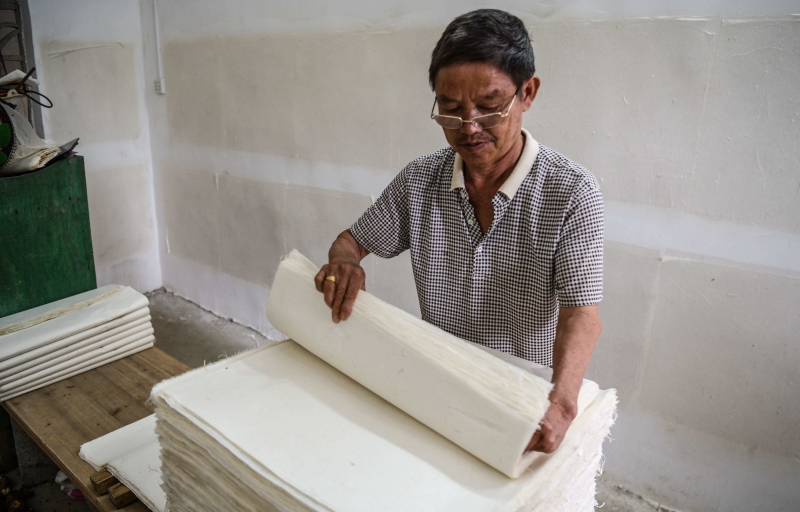 村民在整理晾晒好的贡川纱纸。