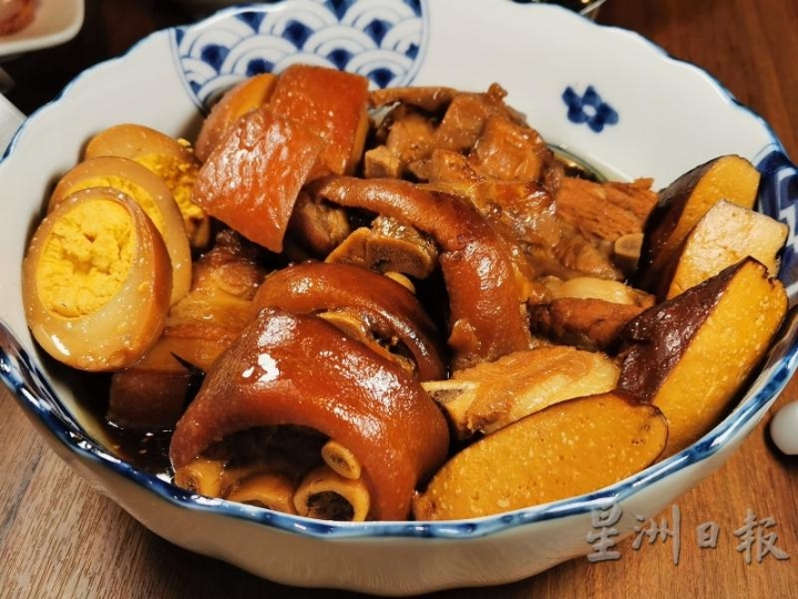 许多台湾家庭的餐桌上常会有一道卤肉，里面会有卤蛋、卤豆腐、卤海带等，可以一连吃好多餐。