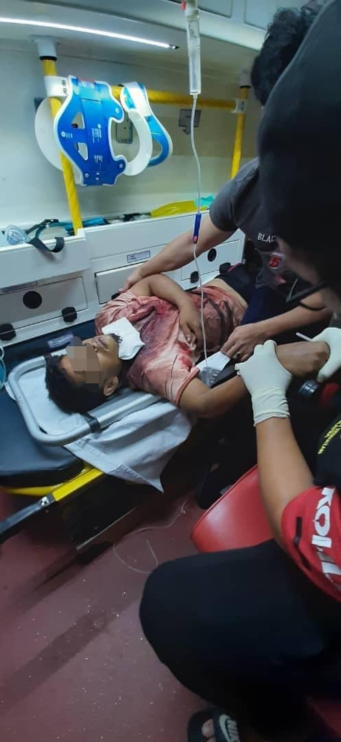 企图割颈自杀的男子满身浴血，由救护车送到医院急救。
