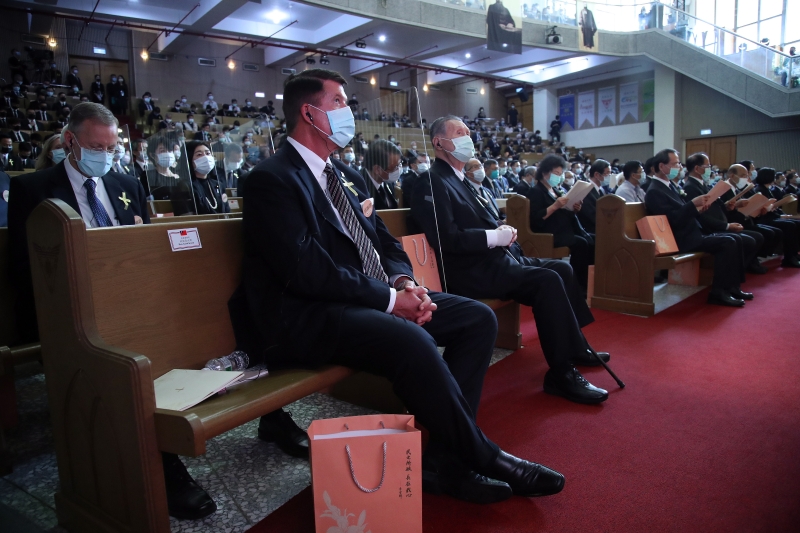 已故台湾前总统李登辉追思告别礼拜周六举行，美国国务次卿克拉奇（前左）、日本前首相森喜朗（前左二）等政要出席。（图：中央社）

