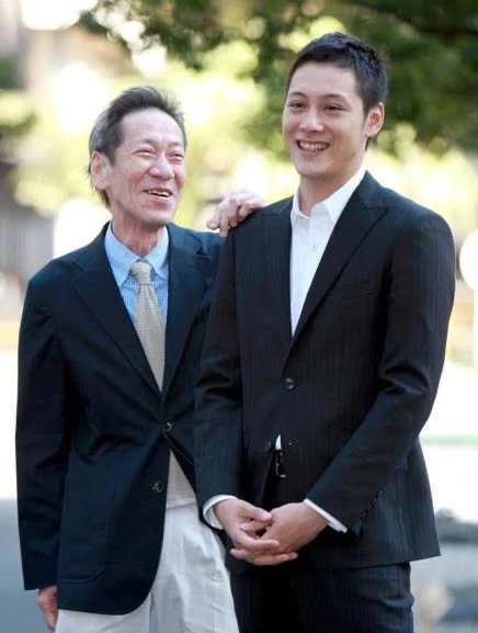 斋藤洋介的36岁儿子齐藤悠已入行做演员。