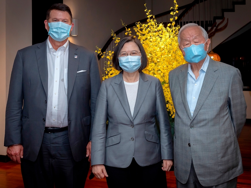 台湾总统蔡英文（中）、美国国务次卿克拉奇（左）及台湾半导体制造公司前董事长张忠谋，在台湾总统官邸合影。（美联社照片）

