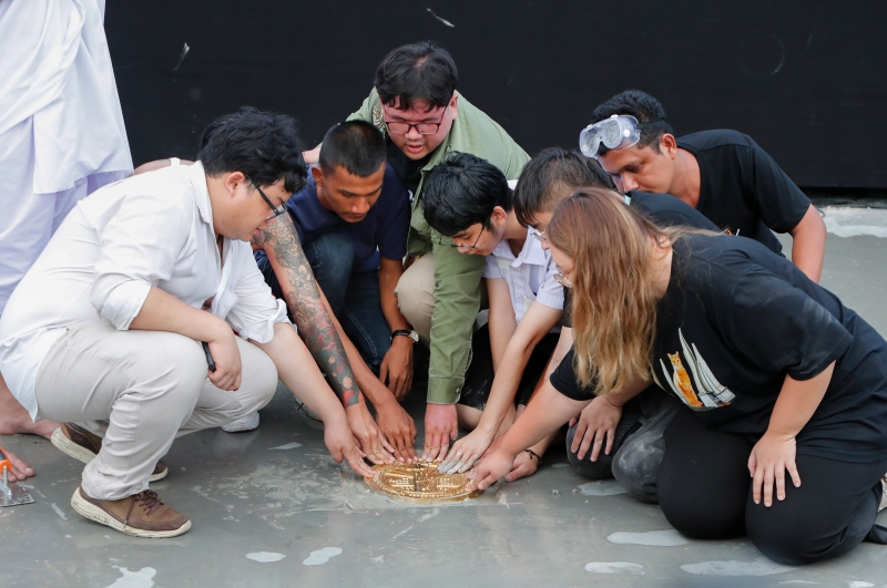 学生领袖在皇家田广场的地下，装设一块家金色圆形牌匾。（图：美联社）