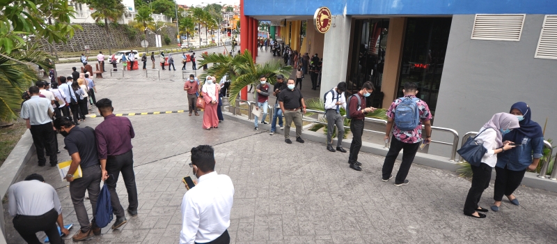 芙蓉Palm Mall商场举行“社险职业振兴嘉年华会”吸引大批求职人士参与，一早便在商场外大排长龙。