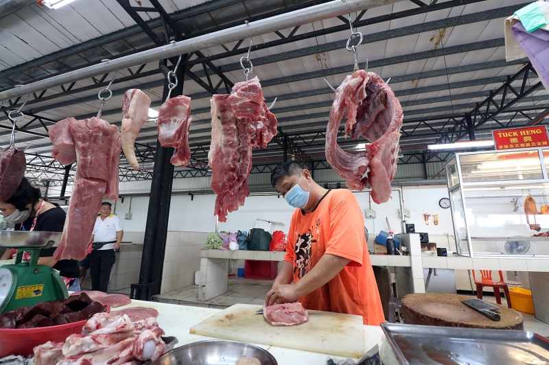 各因素冲击著国内猪肉销量自上月底开始下跌，猪肉商贩生意量下滑，近期内出现30%至40%的跌幅。