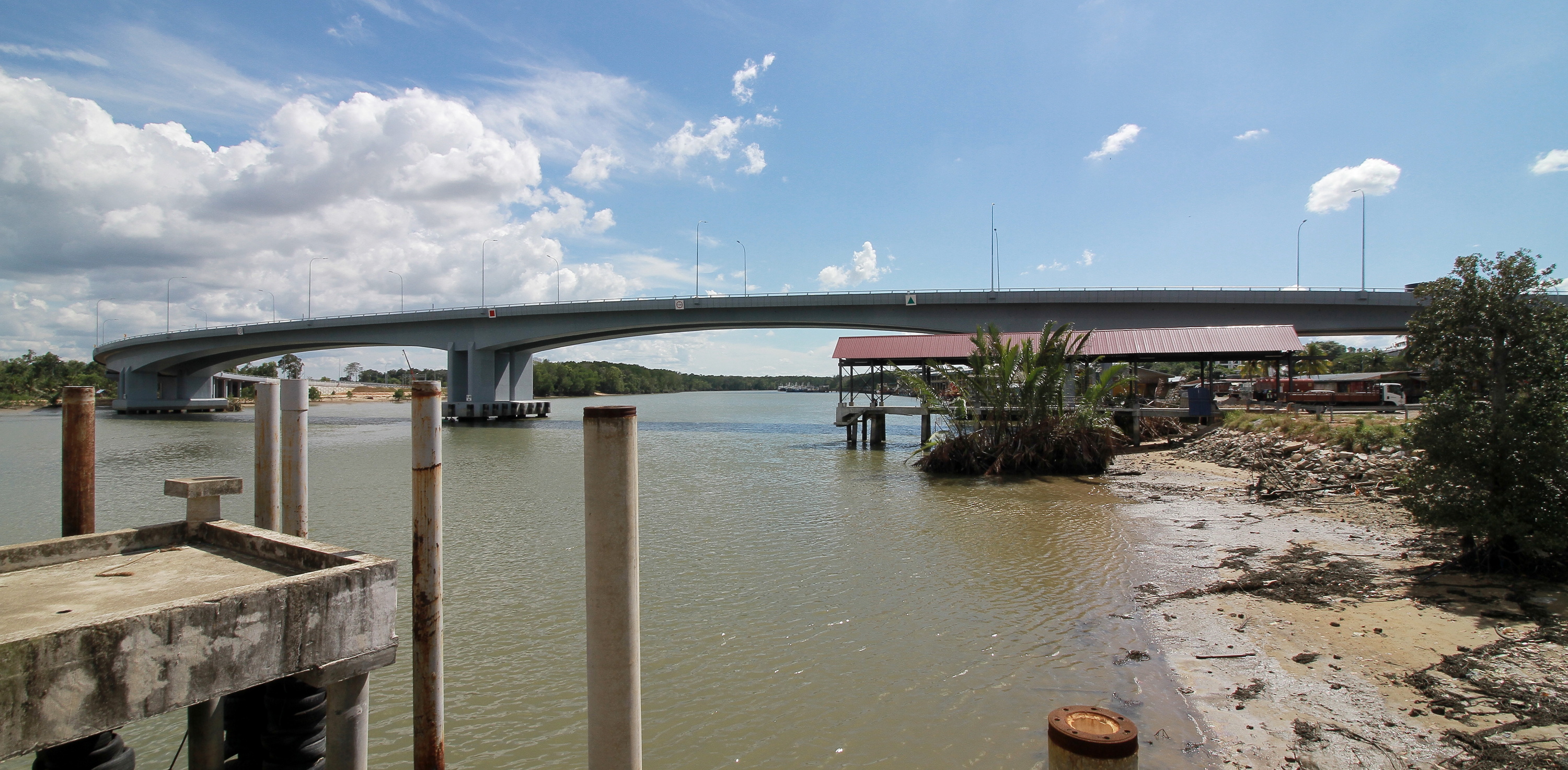 丹绒弄坡第二大桥工程尚未完工。